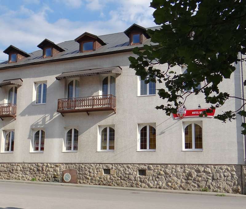 Hotel Rača sa nachádza priamo v centre obce Oščadnica