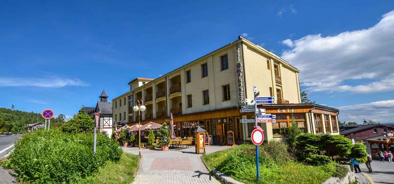 Hotel Smokovec*** leží v centre mesta, pri lanovke na Hrebienok a zastávke TEŽ