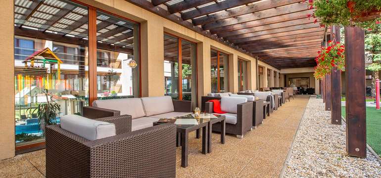Príjemné posedenie vonku vo Wellness Hotel Diplomat****