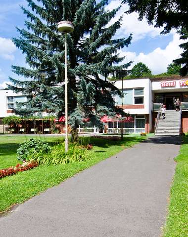Hotel Flóra sa nachádza uprostred krásnej prírody na okraji kúpeľného mesta Dudince