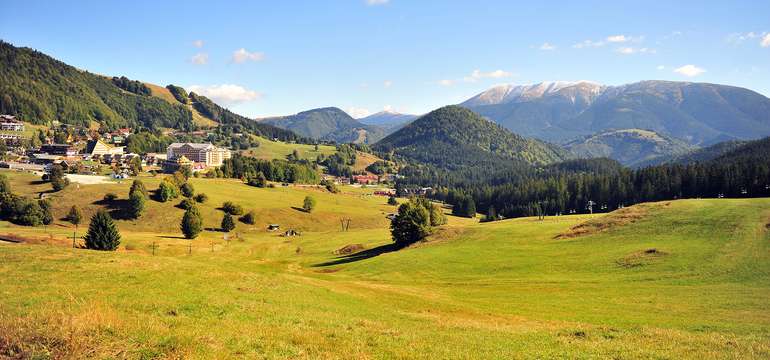 Malebná dedinka leží uprostred hôr v nadmorskej výške 960 m n. m,  - Donovaly
