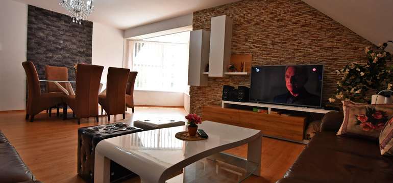 Ubytovanie vo veľkom hornom apartmáne s 3 spálňami (6+1)