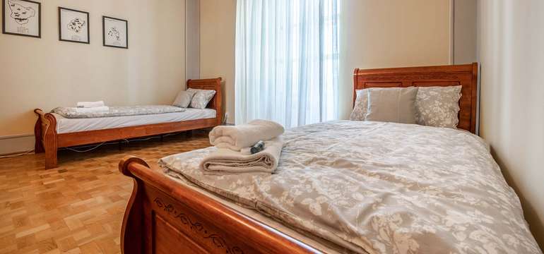 Súčasťou rodinného apartmánu je ďalšia izba s dvoma lôžkami