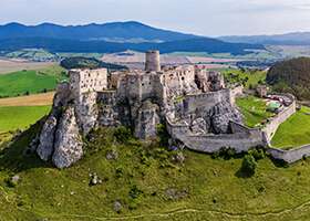 8 slovenských hradov a zámkov, ktoré musíte vidieť na vlastné oči