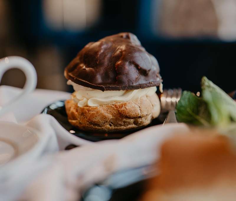 Kvalitná talianska káva s croissantom alebo koláčikom v Emporio Lounge Bar