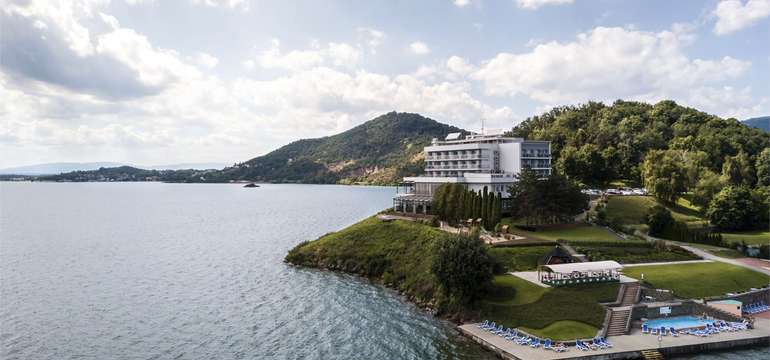 Hotel Eurobus sa nachádza v centre rekreačnej oblasti Zemplínska šírava