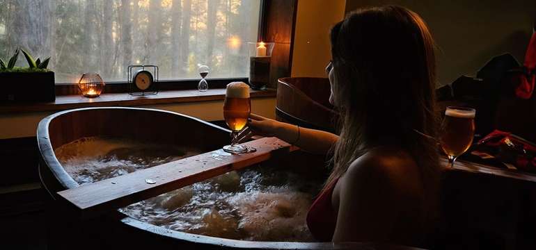 Pivný kúpeľ v drevenej kadi v Drevenice Terchová Resort
