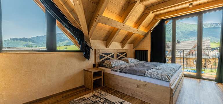 Chalet má 4 pevné lôžka v dvoch spálňach a ďalšie 4 lôžka v podkrovných izbách