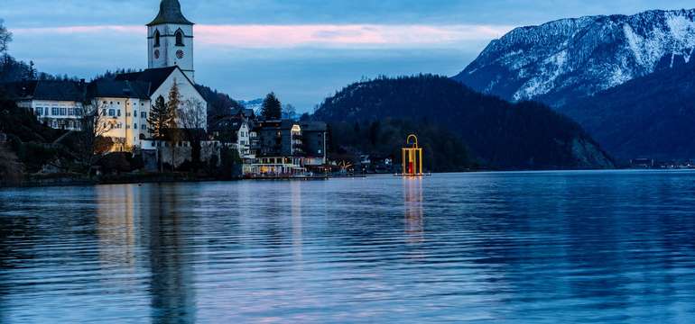 St. Wolfgang s adventným svetlom na hladine jazera Wolfgangsee