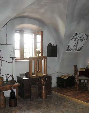 Stála expozícia v renesančnom kaštieli Radoľa vám priblíži svet, v ktorom žil a tvoril alchymista