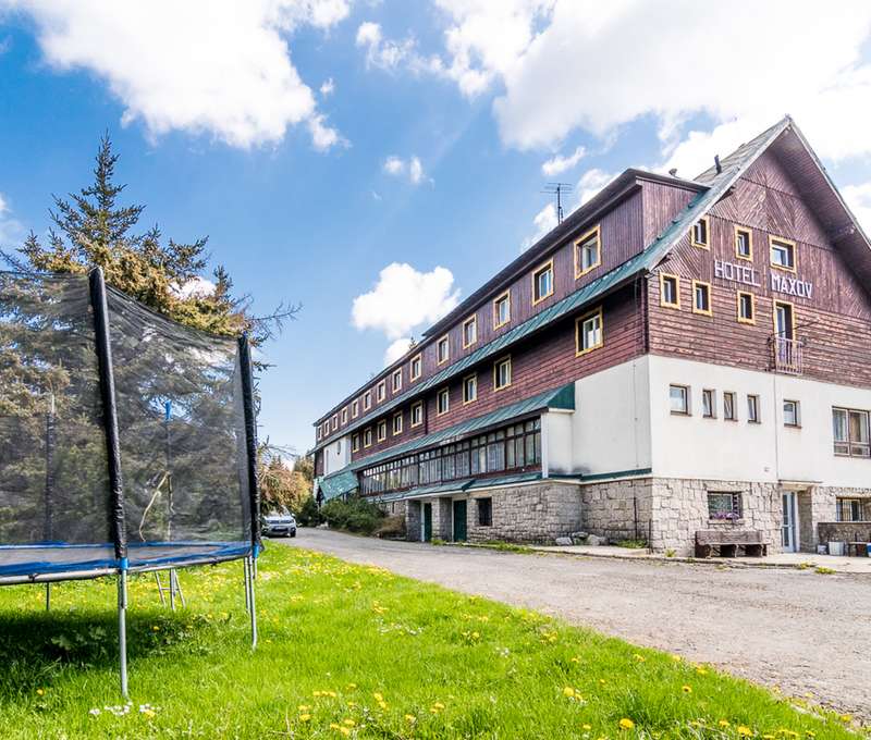 Hotel nabízí v celoročním provozu příjemný pobyt v krásném prostředí Jizerských hor