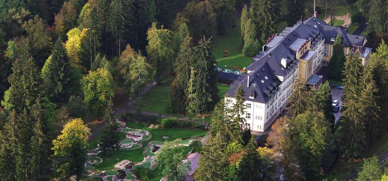 Hotel Skalka*** stojí v malebnom prostredí kúpeľného mestečka Rajecké Teplice