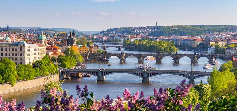 Karlov most s 30 sochami a súsošiami patrí medzi najnavštevovanejšie pražské pamiatky