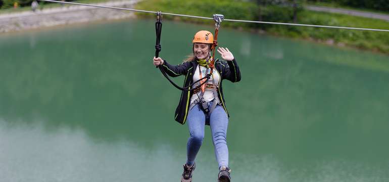 Tarzánia Hrabovo  - Zipline je 300 m dlhá lanovka ponad jazero z ktorej si užijete výhľady