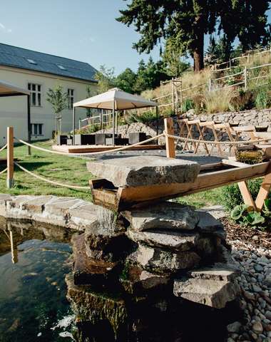 Boutique Hotel SIGLISBERG **** leží uprostred dedinky Štiavnické Bane