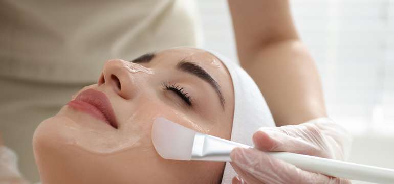 Čaká vás peeling a aplikácia výživného tonika a séra
