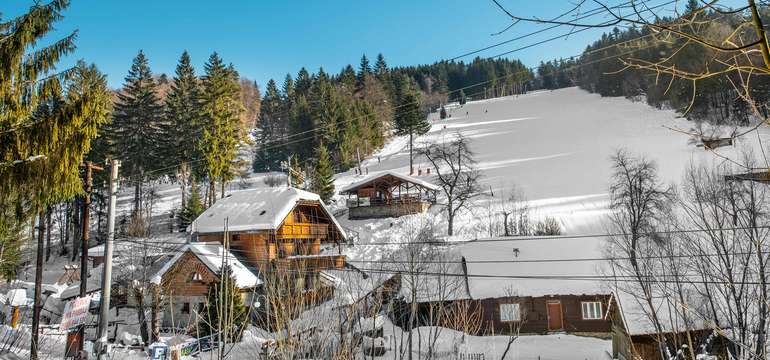 Chata Alpina má výbornú polohu priamo pod lyžiarskymi svahmi