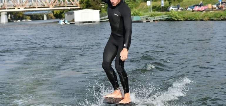 Kurz Wakefoilingu - adrenalín na vlnách