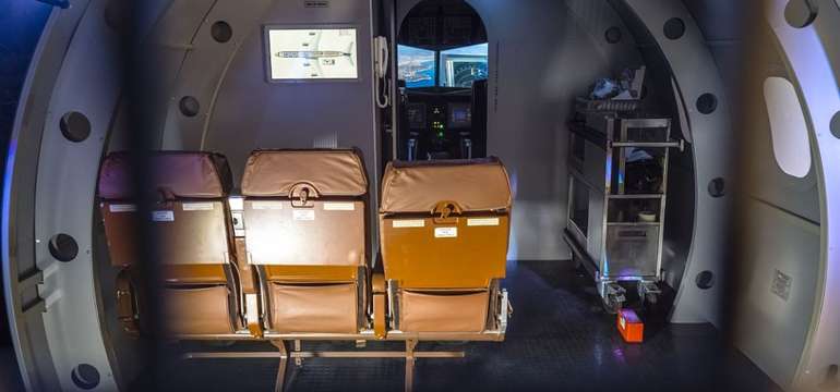 Realistický interiér lietadla, v ktorom sa odohráva escape room