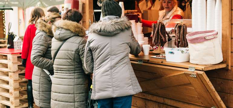 Pečená klobáska a vianočný punč na vianočných trhoch v Banskej Bystrici