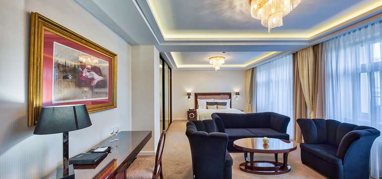 Kráľovské ubytovanie v priestranných izbách, štúdiách a v apartmánoch v Hoteli Royal Palace*****