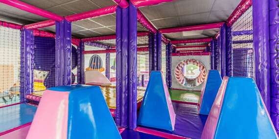 Interiérové detské ihrisko PLAY PLANET vo Vysokých Tatrách s útulnou kaviarňou pre rodiny/Vysoké Tatry - Starý Smokovec