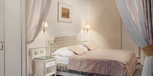 Príjemne zariadené izby v luxusnom štýle s king size posteľou vám zaistia komfort