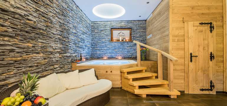 Suchá sauna, parná bylinková sauna, výrivka, ľadový kút, oddychová zóna, mydlová sprcha