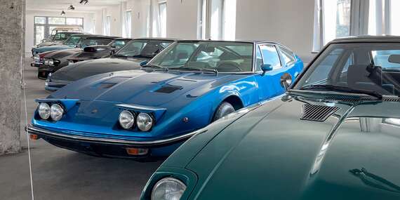 DOUBLE RED CARS MUSEUM - najväčšie automobilové múzeum v srdci Európy: objavte svet automobilových legiend/Brezno