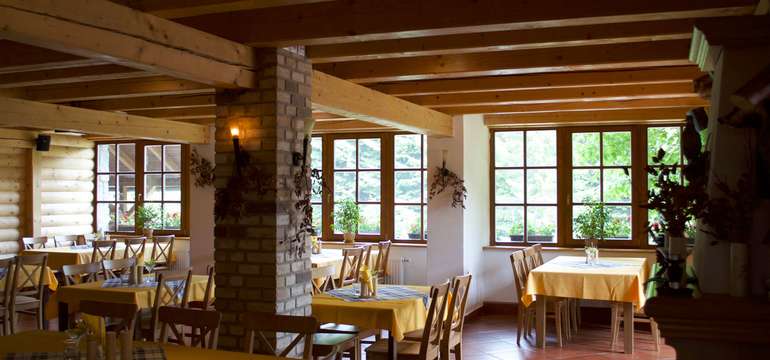 Stylová restaurace vám umožní vychutnat si atmosféru horského prostředí Jeseníků.