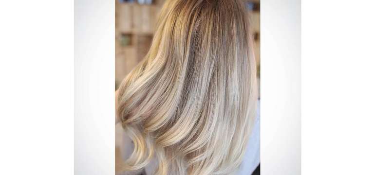 CHLADNÁ BLOND ~ Studené tóny naturálne pôsobiacej blond s jemne zvlnenými koncami pre objem.