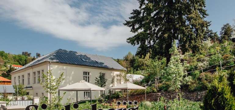 Boutique Hotel SIGLISBERG **** leží uprostred dedinky Štiavnické Bane