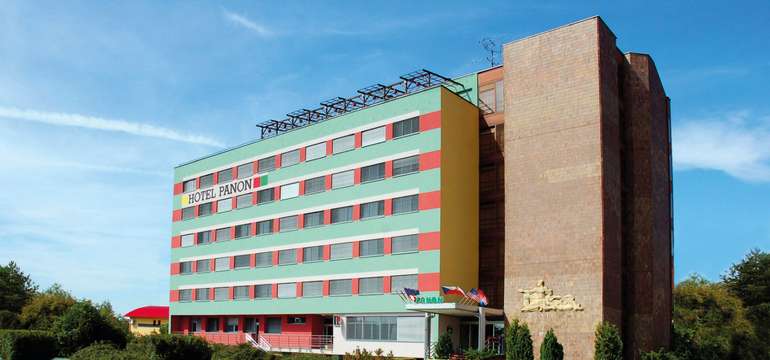 Hotel má výhodnou polohu pro výlety pěšky i na kole za památkami a přírodou