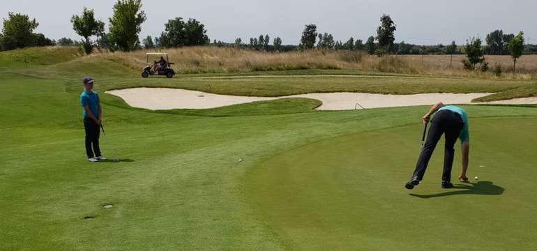 Intenzívny víkendový golfový kurz v Golf Club Welten v Báči