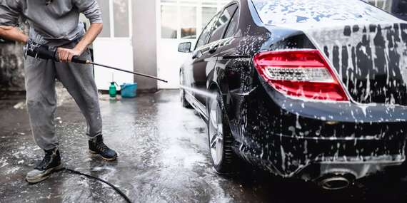 Dôkladné umytie interiéru aj exteriéru v profesionálnej autoumyvárni Diamond Car Wash / Bratislava - Ružinov