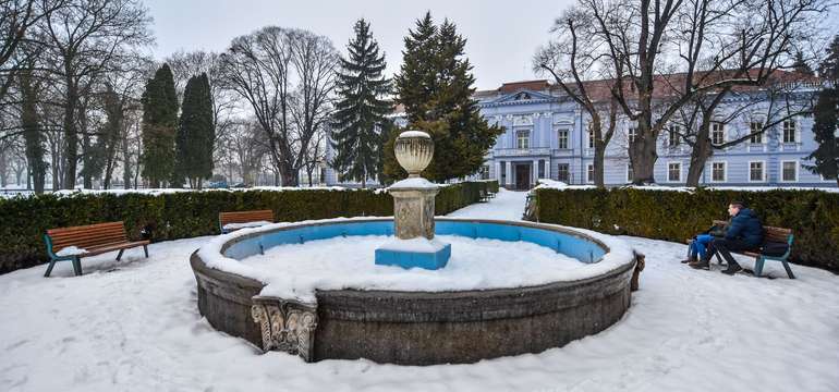 Barokovo-klasicistický kaštieľ Mojmírovce z 18. storočia obklopený anglickým parkom