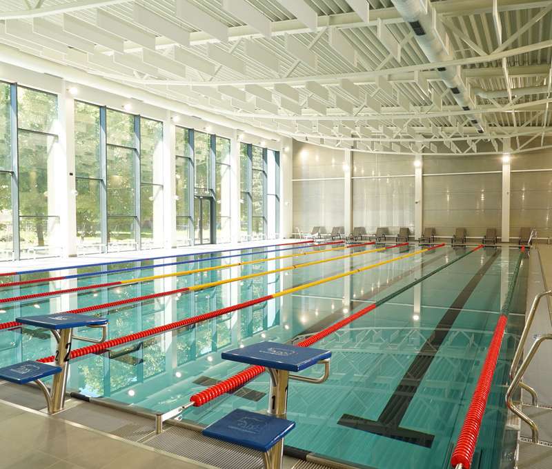 Plavecký bazén s dĺžkou 25 m, počet plaveckých dráh 6, šírka plaveckej dráhy 2 m