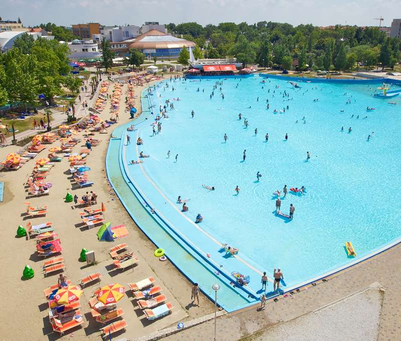 Časť kúpaliska Hungarospa, pre ktorú je typický piesok a stredomorská atmosféra (Zdroj: Hungarospa)