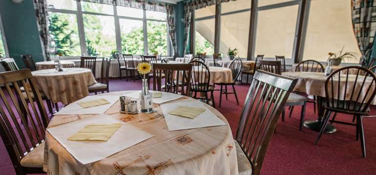 Restaurace s vynikající kuchyní; v nabídce večerního bufetu vždy jedno jídlo racionální strava