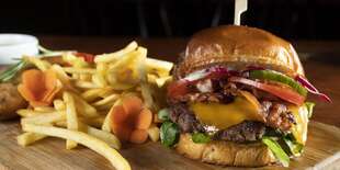 Burger a pivné Fish and Chips 