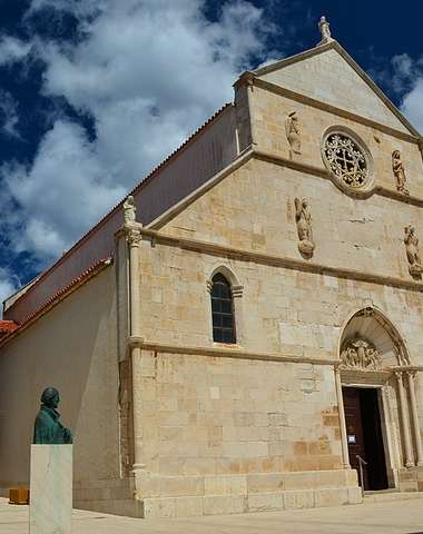 Dovolenka na Pagu vo Ville Jadran, len 50 m od pláže s polpenziou priamo v budove, s možnosťou fakul