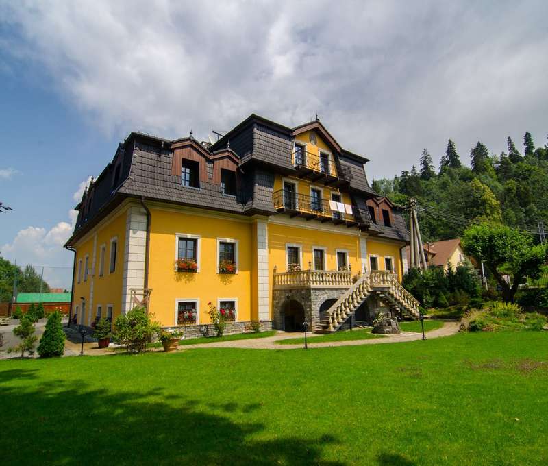 Penzión je historická budova, pôvodne klasicistický kaštieľ, postavený v 19. storočí