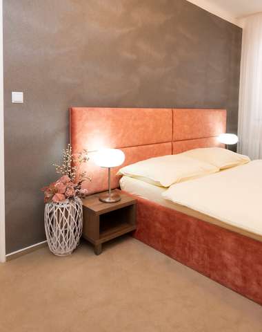 Apartmán s obývačkou, spálňou a predsieňou s kuchynkou