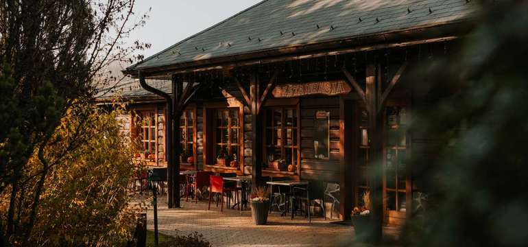 Reštaurácia Sojka resortu zariadená v štýle slovenskej koliby