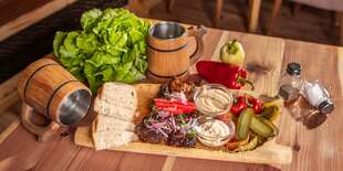 Pečené bravčové rebrá na mede marinované v čiernom pive (500 g)