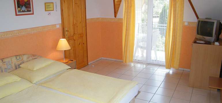 Komfortne a útulne zariadené izby wellness penziónu Andrea*** s balkónom a minibarom