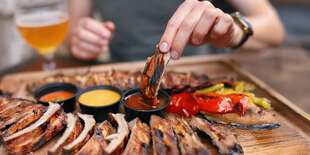 Grilované BBQ rebierka a veľká mäsová misa až pre 8 osôb