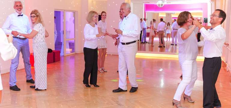 Naučíte sa štandardné tance ako napríklad waltz, valčík, tango či quickstep