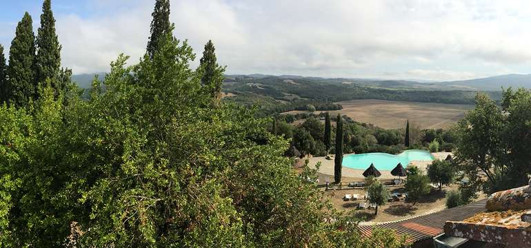 Bazén s panoramatickým výhľadom vo vile Fattoria IL Santo