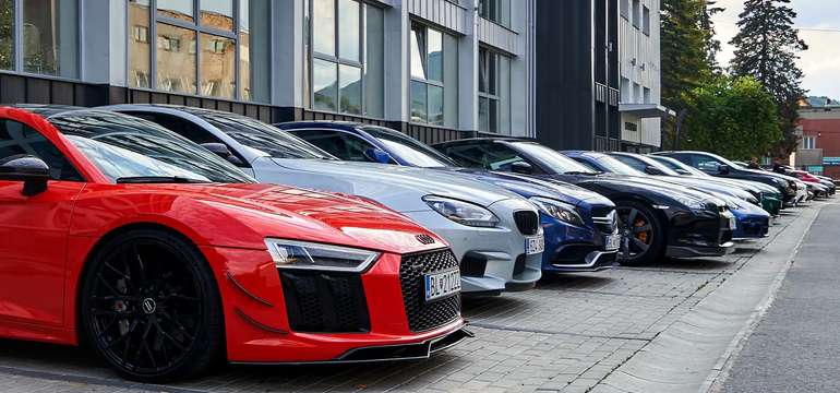 Ponúka zaujímavý pohľad na automobilovú históriu naprieč históriou.